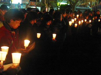 "잘 사는 중구청"이라고 크게 쓰인 중구청 앞에서 촛불을 켰습니다. '잘 사는 건 바라지도 않으니 집만 돌려 다오' 